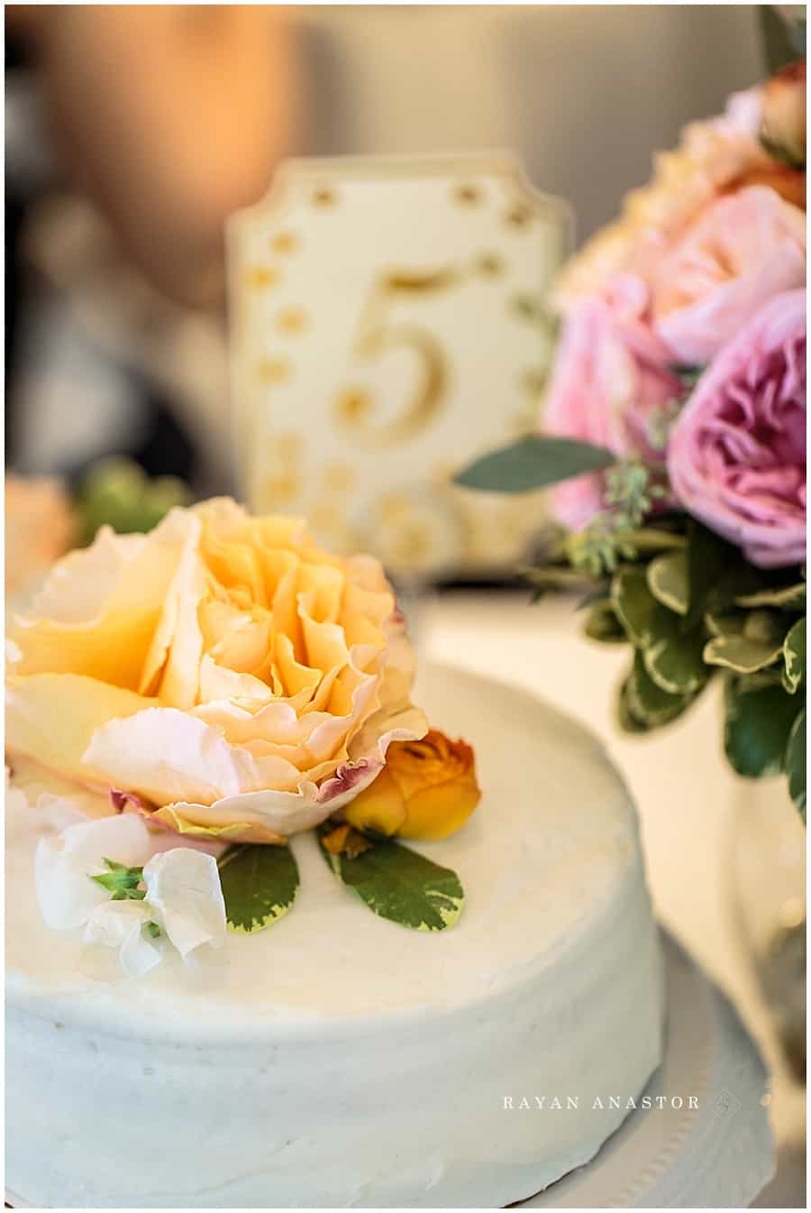 cake and flower wedding decorations
