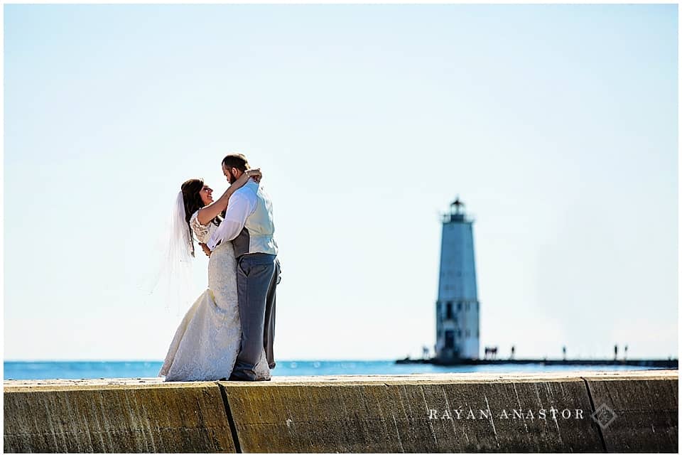 bride and groom at frankfort lighthouse