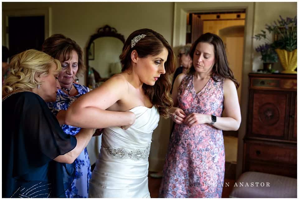 bride getting ready at kellogg manor house