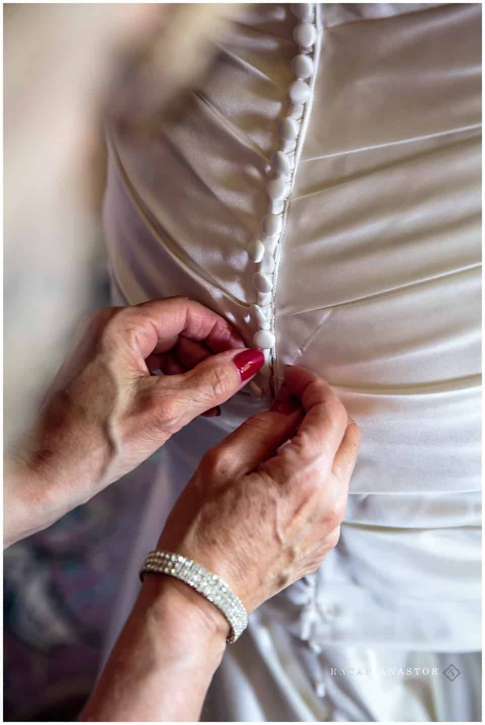 bride getting ready at kellogg manor house