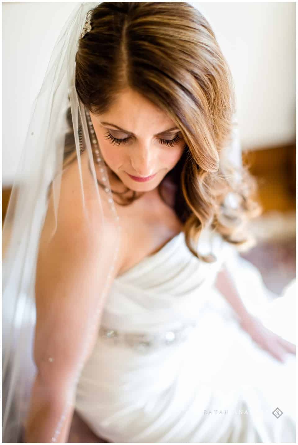 bride getting ready at kellogg manor house