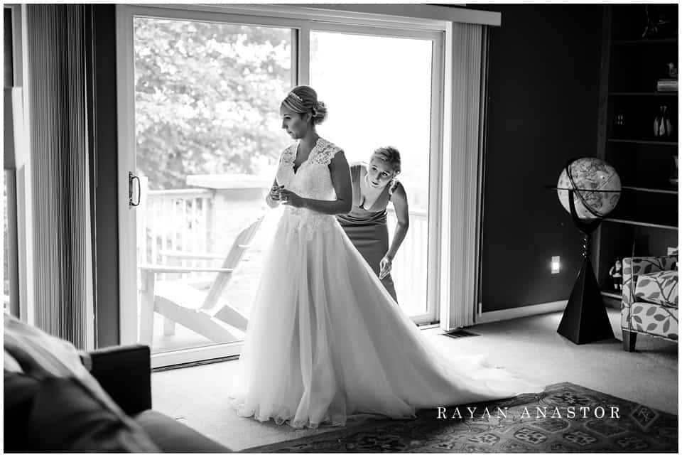 bride getting ready at Chateau Grand Traverse 