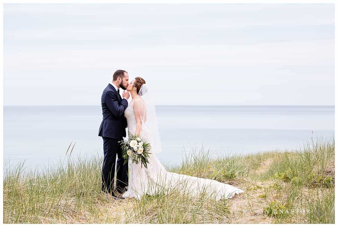 couple kissing at Lake Michigan