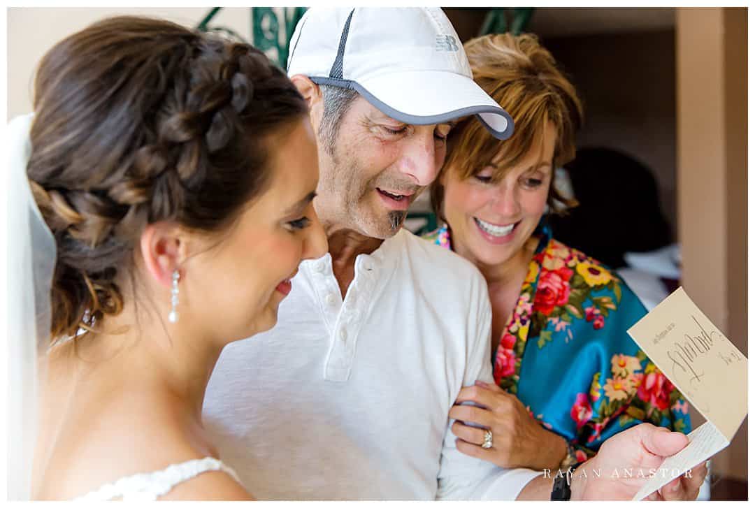 bride gives parents letter of thanks