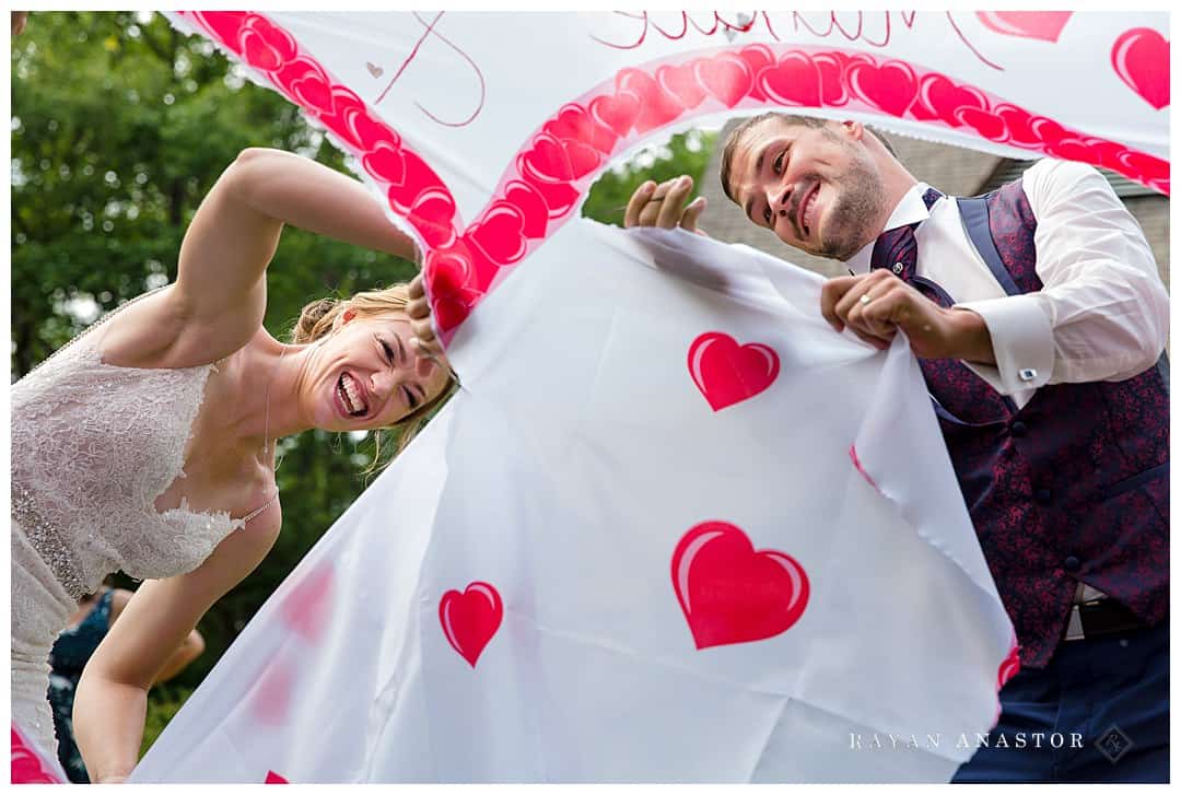 groom and bride cutting heart
