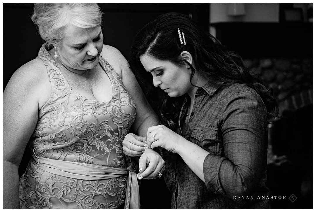 bride putting on mothers jewelry